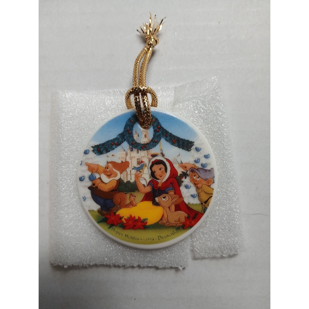 DISNEYLAND 1994 SNOW WHITE PLATE ORNAMENT "A HOLIDAY TRADITION " - Picture 2 of 4